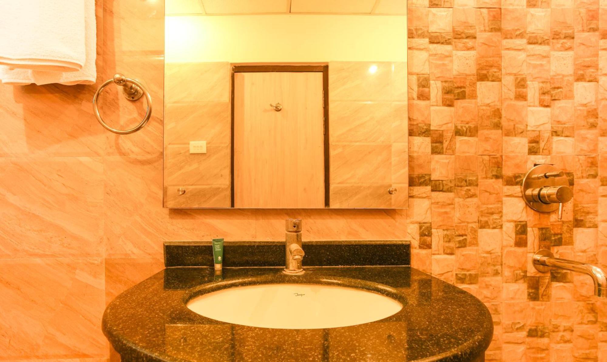 Hotel Janki International Sigra 2 Km From Kashi Vishwanath Temple Varanasi Eksteriør billede