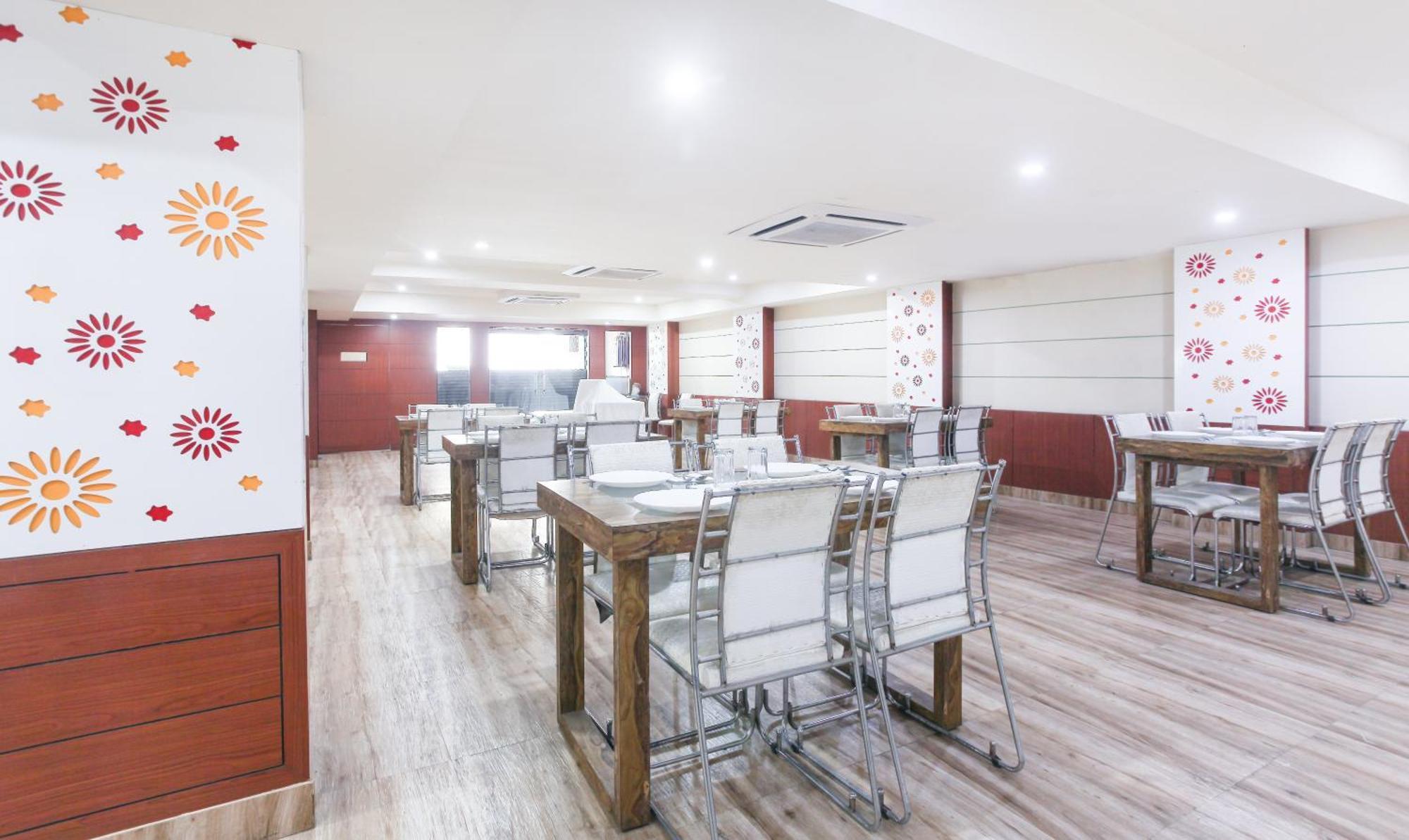 Hotel Janki International Sigra 2 Km From Kashi Vishwanath Temple Varanasi Eksteriør billede